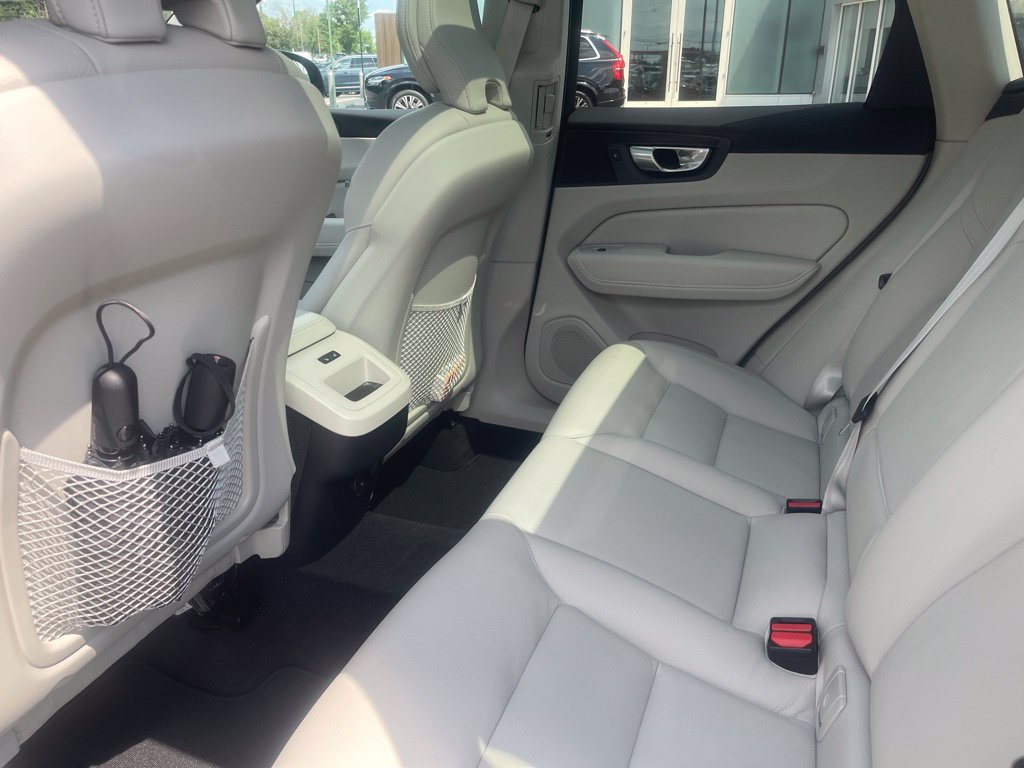 Used 2024 Volvo XC60 B5 Plus w/ Climate Package AWD/4WD image 3