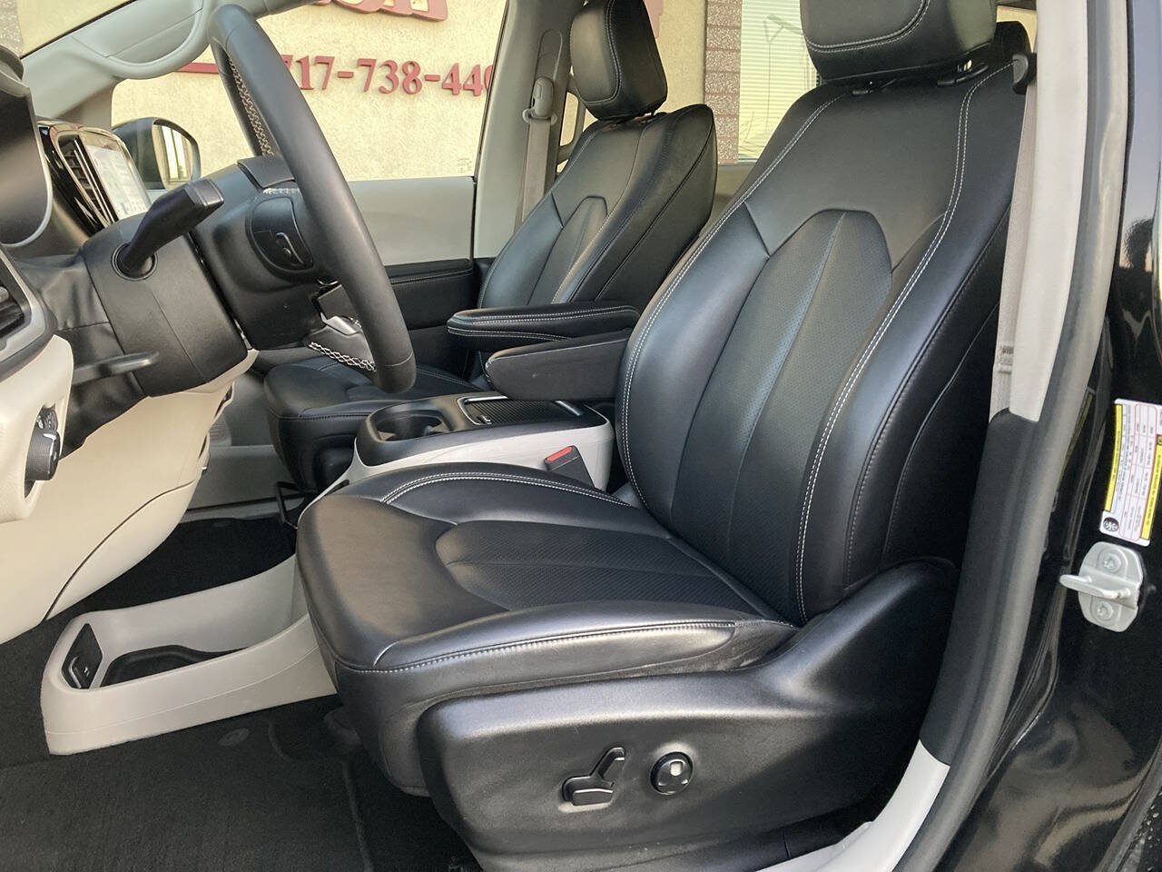 Used 2023 Chrysler Pacifica Touring-L FWD image 5