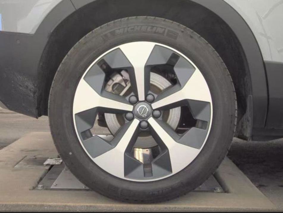 Used 2025 Volvo XC40 B5 Plus image 30