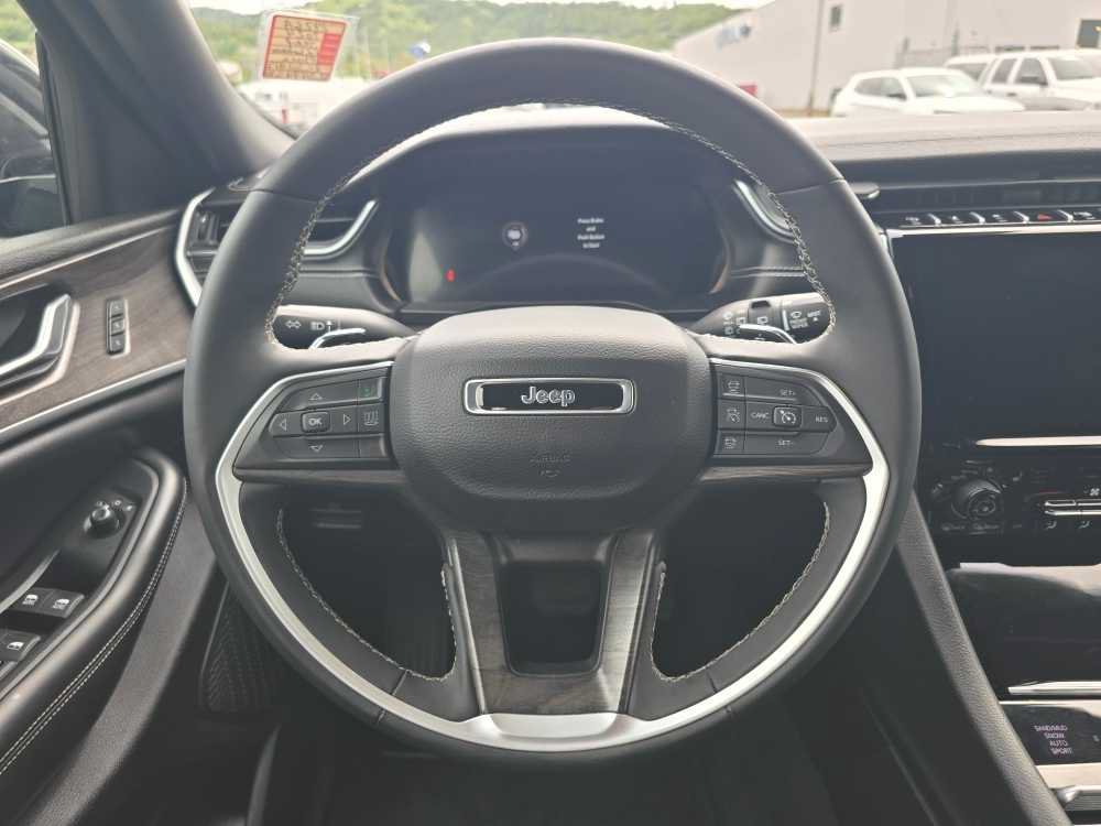 Used 2024 Jeep Grand Cherokee Limited AWD/4WD image 11