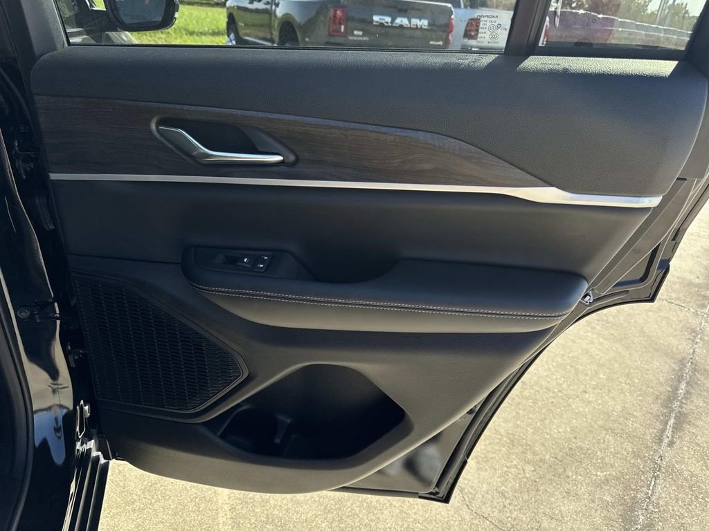 New 2025 Jeep Grand Cherokee Limited w/ Black Appearance Package image 19