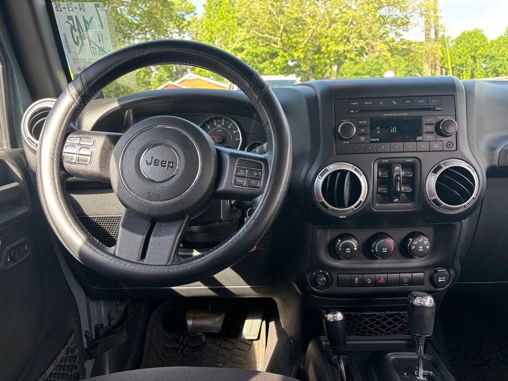 Used 2014 Jeep Wrangler Unlimited Sahara w/ Connectivity Group AWD/4WD image 12