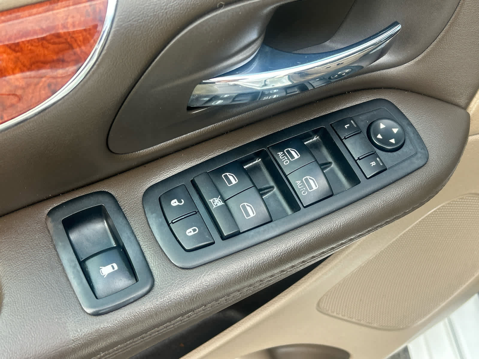 Used 2015 Chrysler Town & Country Touring w/ Driver Convenience Group image 21