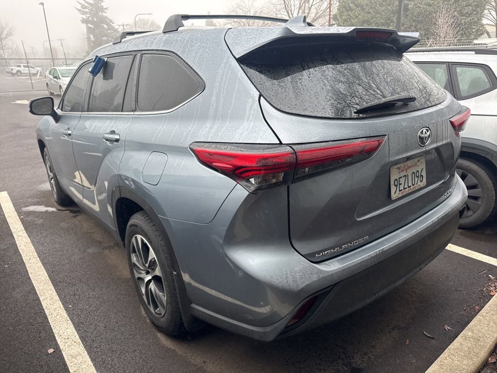 Used 2023 Toyota Highlander XLE image 2