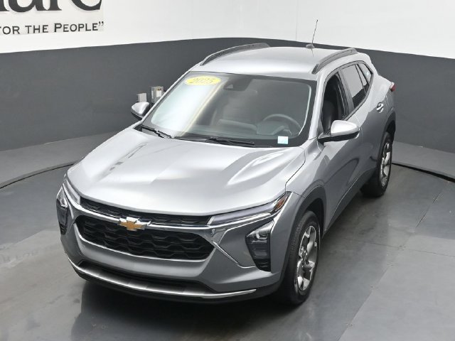 Used 2025 Chevrolet Trax LT FWD image 50