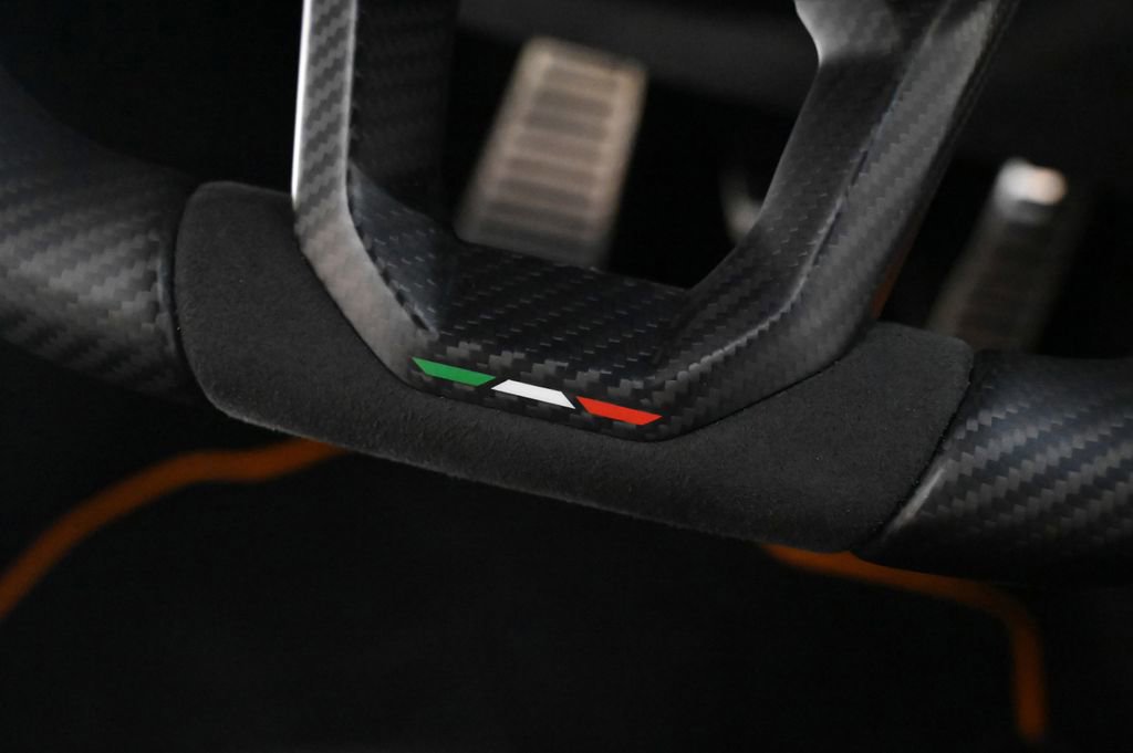 Used 2025 Lamborghini Revuelto image 19