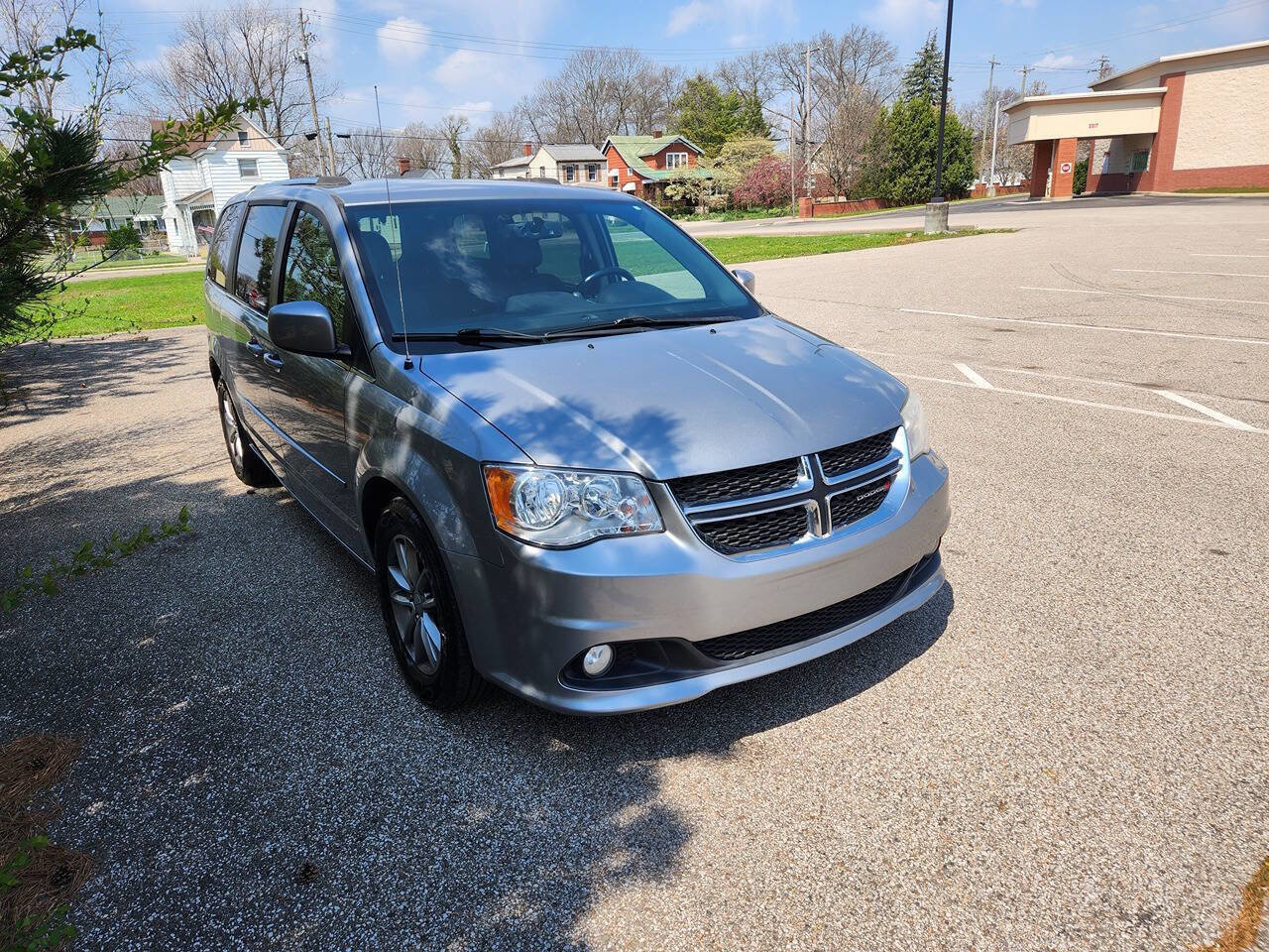 Used 2015 Dodge Grand Caravan SXT image 2