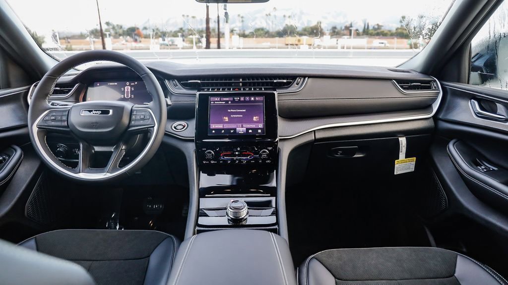 New 2025 Jeep Grand Cherokee Altitude image 13