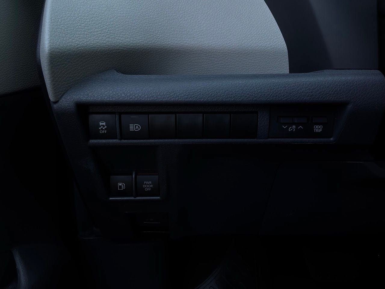 Used 2024 Toyota Sienna XLE FWD image 28