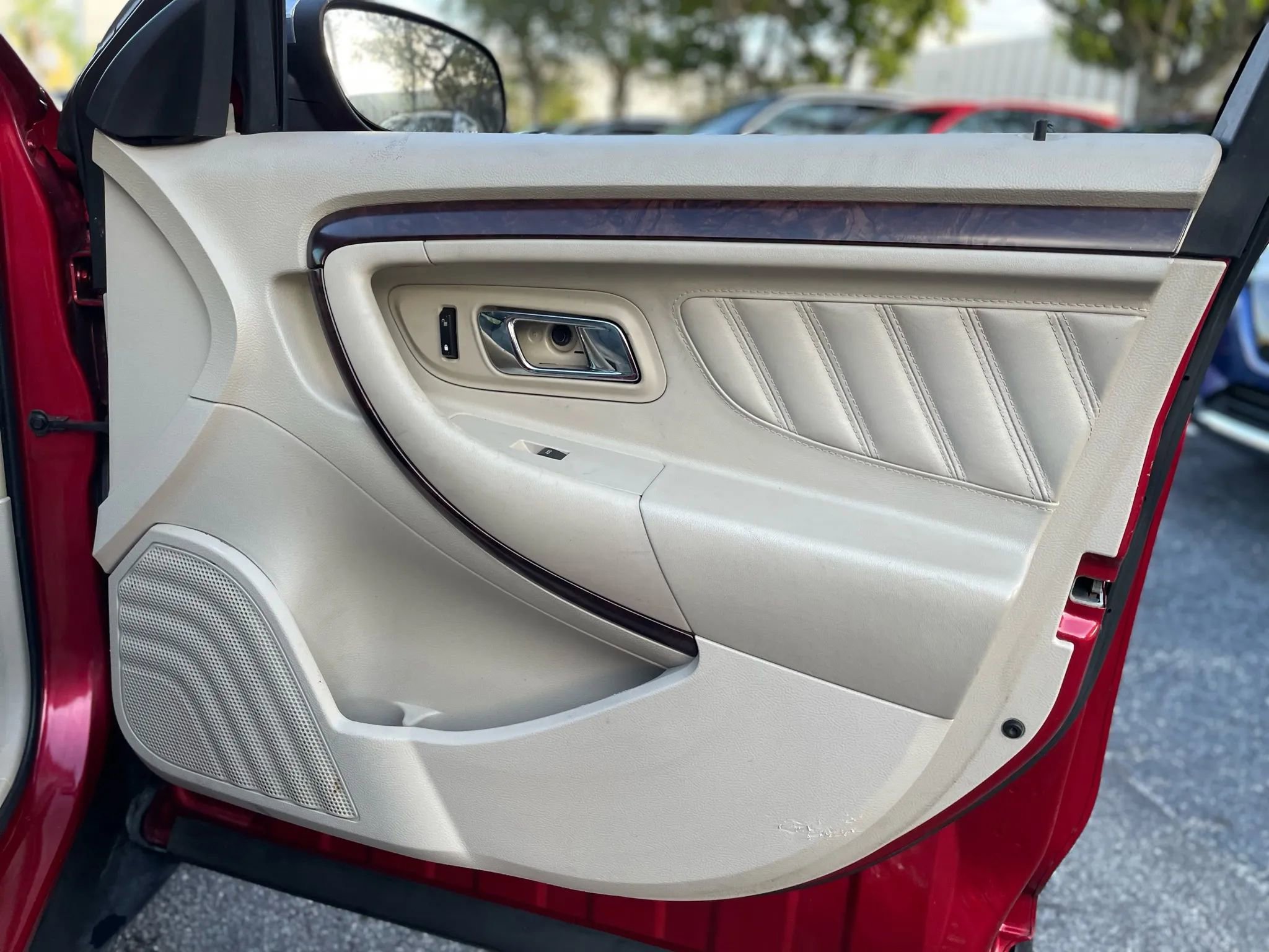 Used 2010 Ford Taurus Limited image 31