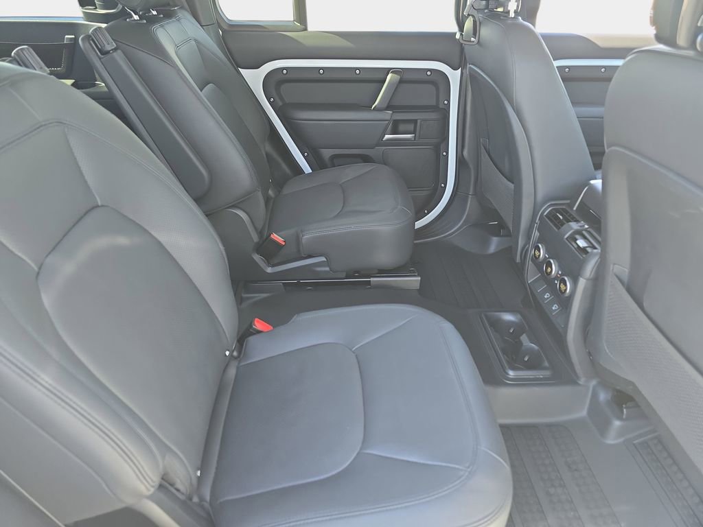 Used 2025 Land Rover Defender 130 X-Dynamic SE image 11