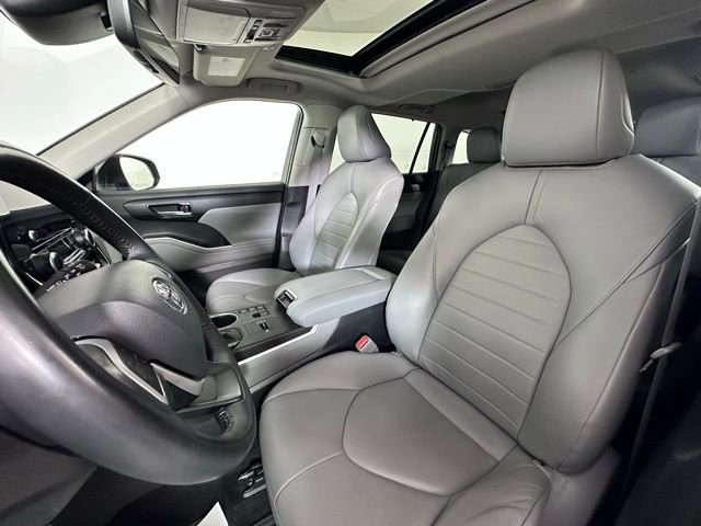 Used 2023 Toyota Highlander XLE AWD/4WD image 25
