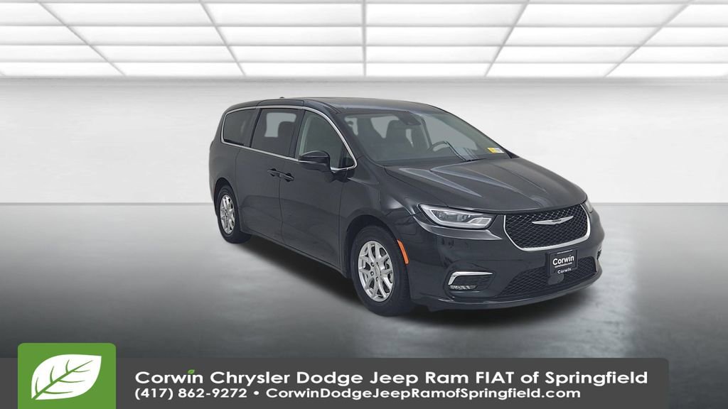 Used 2023 Chrysler Pacifica Touring-L image 3