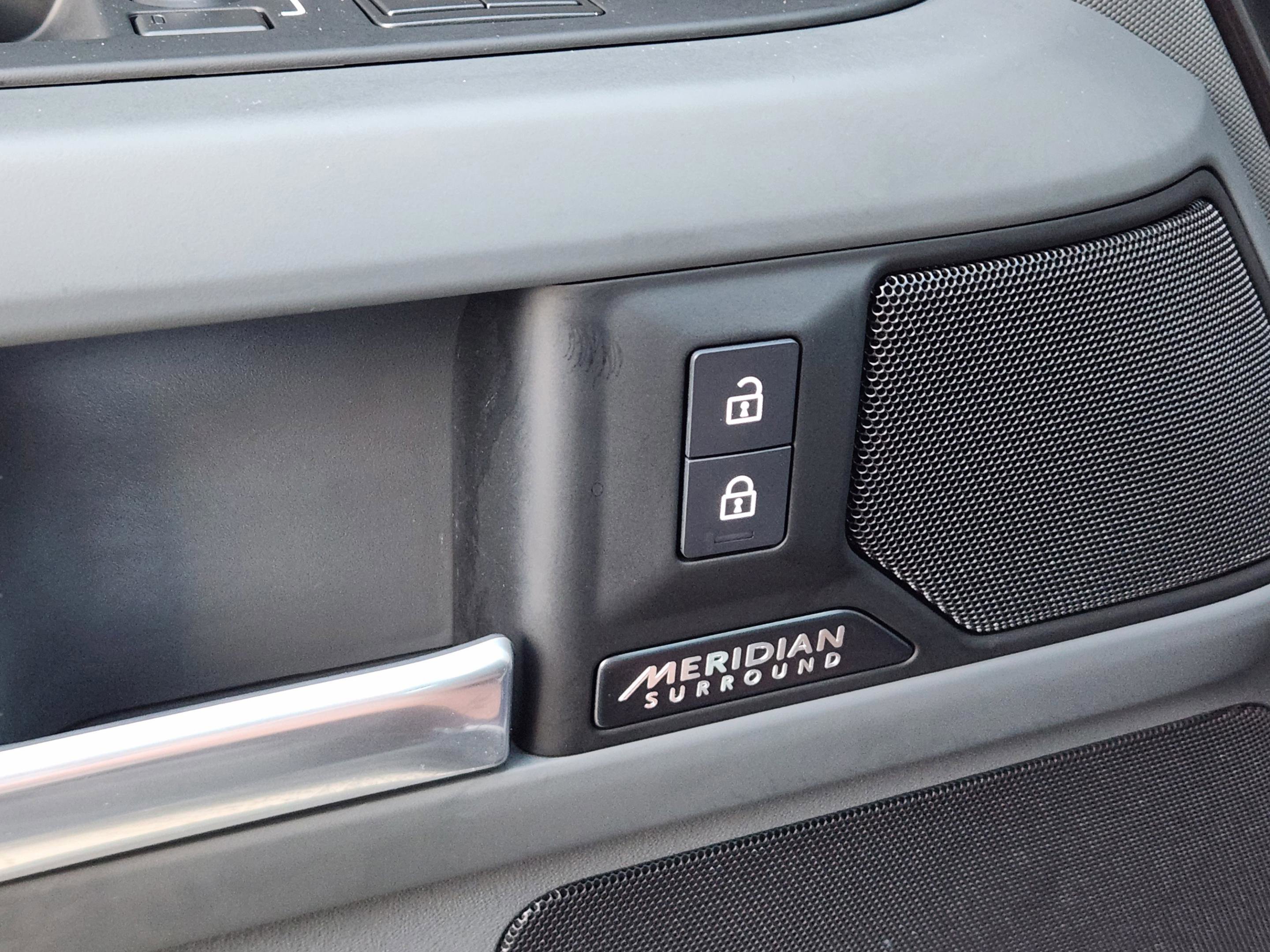Certified 2025 Land Rover Defender 110 X-Dynamic SE AWD/4WD image 18