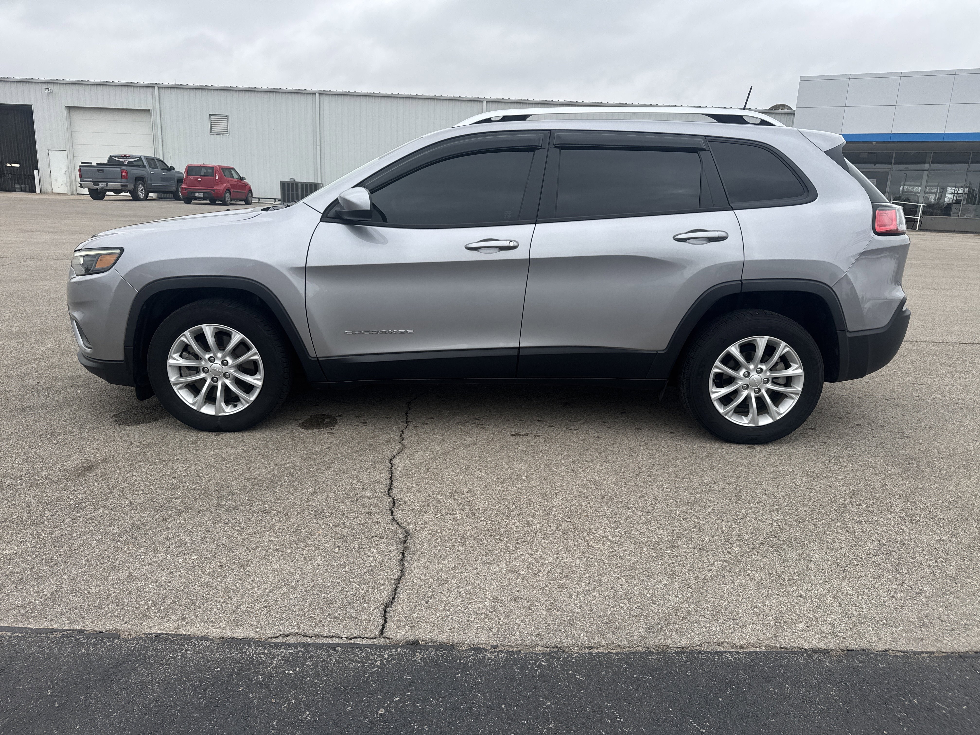 Used 2020 Jeep Cherokee Latitude image 2