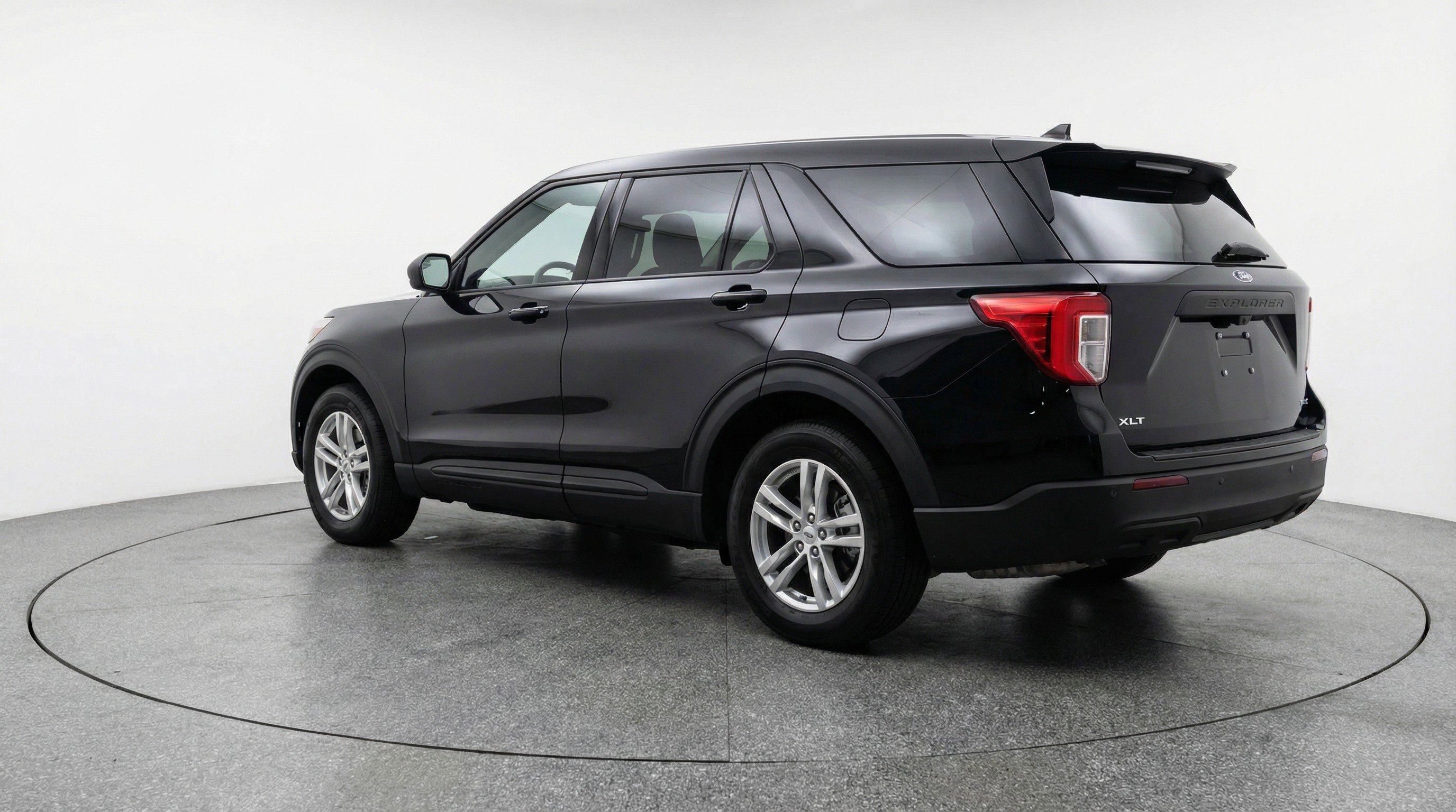 Used 2024 Ford Explorer XLT w/ Equipment Group 202A image 6