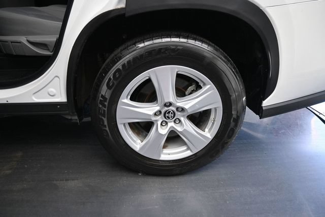 Used 2023 Toyota Highlander L FWD image 16