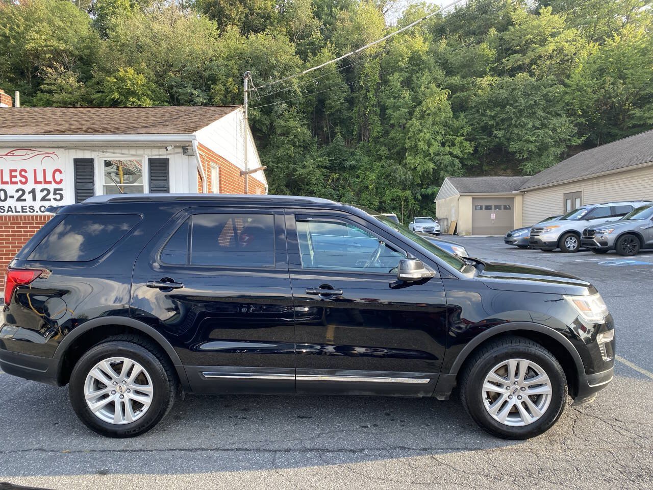 Used 2018 Ford Explorer XLT w/ Equipment Group 201A AWD/4WD image 3
