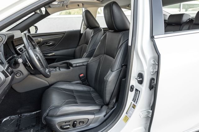 Used 2025 Lexus ES 300h w/ Luxury Package image 11