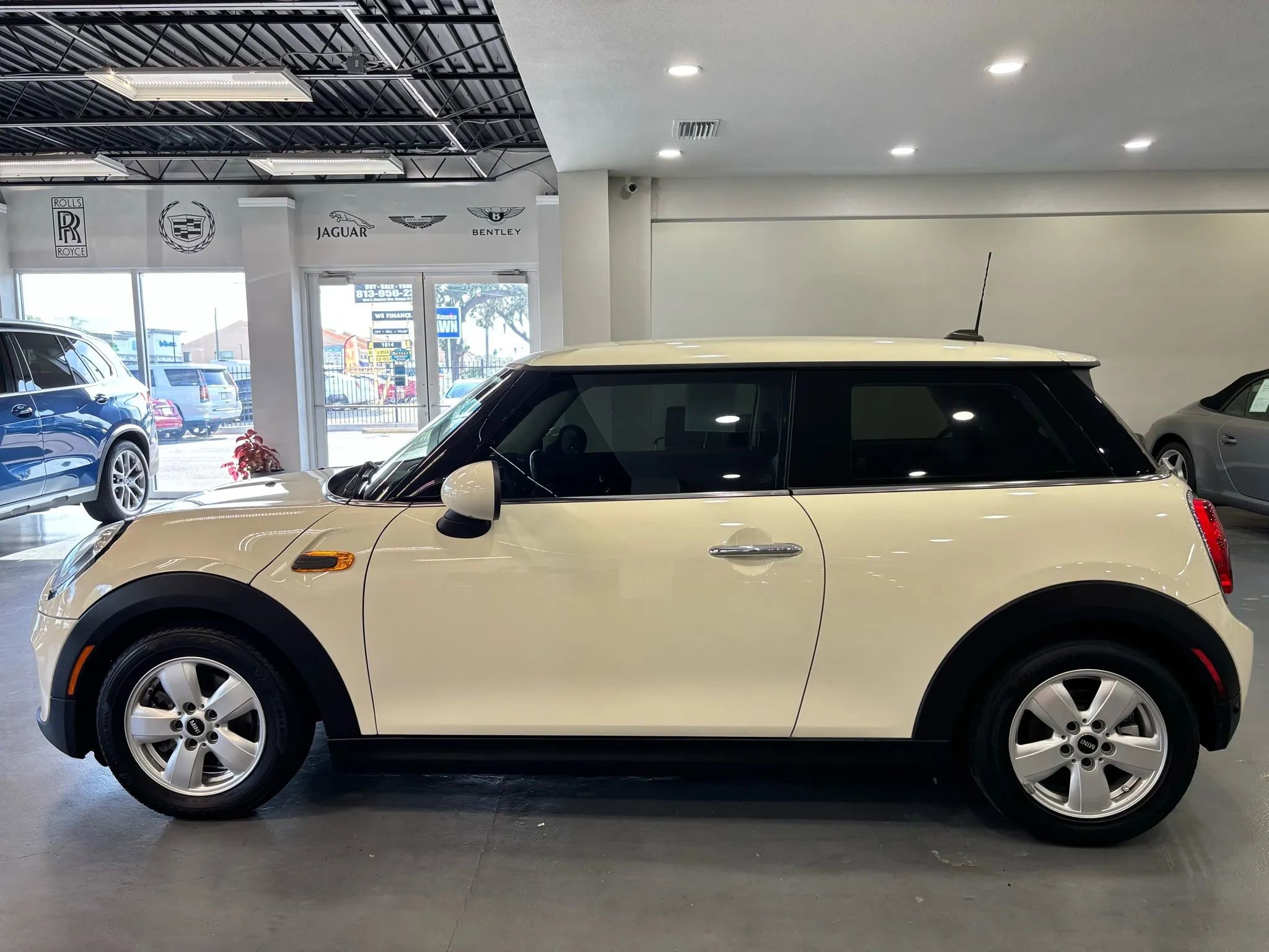 Used 2019 MINI Cooper 2-Door Hardtop w/ Signature Upholstery Package image 4