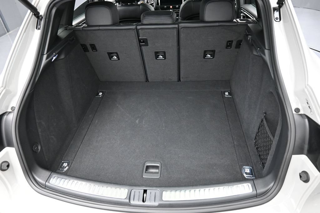 Certified 2023 Porsche Macan Turbo AWD/4WD image 31
