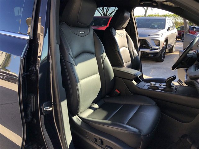 Certified 2023 Cadillac XT4 Luxury w/ Cold Weather Package image 14