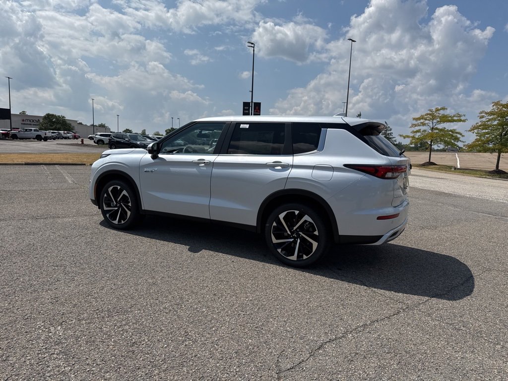 New 2025 Mitsubishi Outlander SE image 12