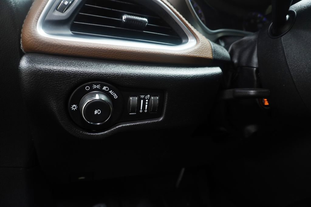 Used 2019 Chrysler Pacifica Limited w/ Tire & Wheel Group image 27