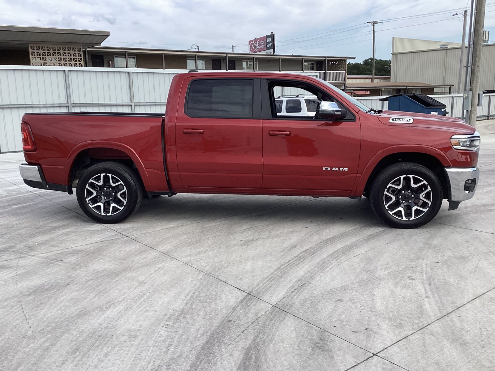 Used 2026 RAM 1500 Laramie AWD/4WD image 4