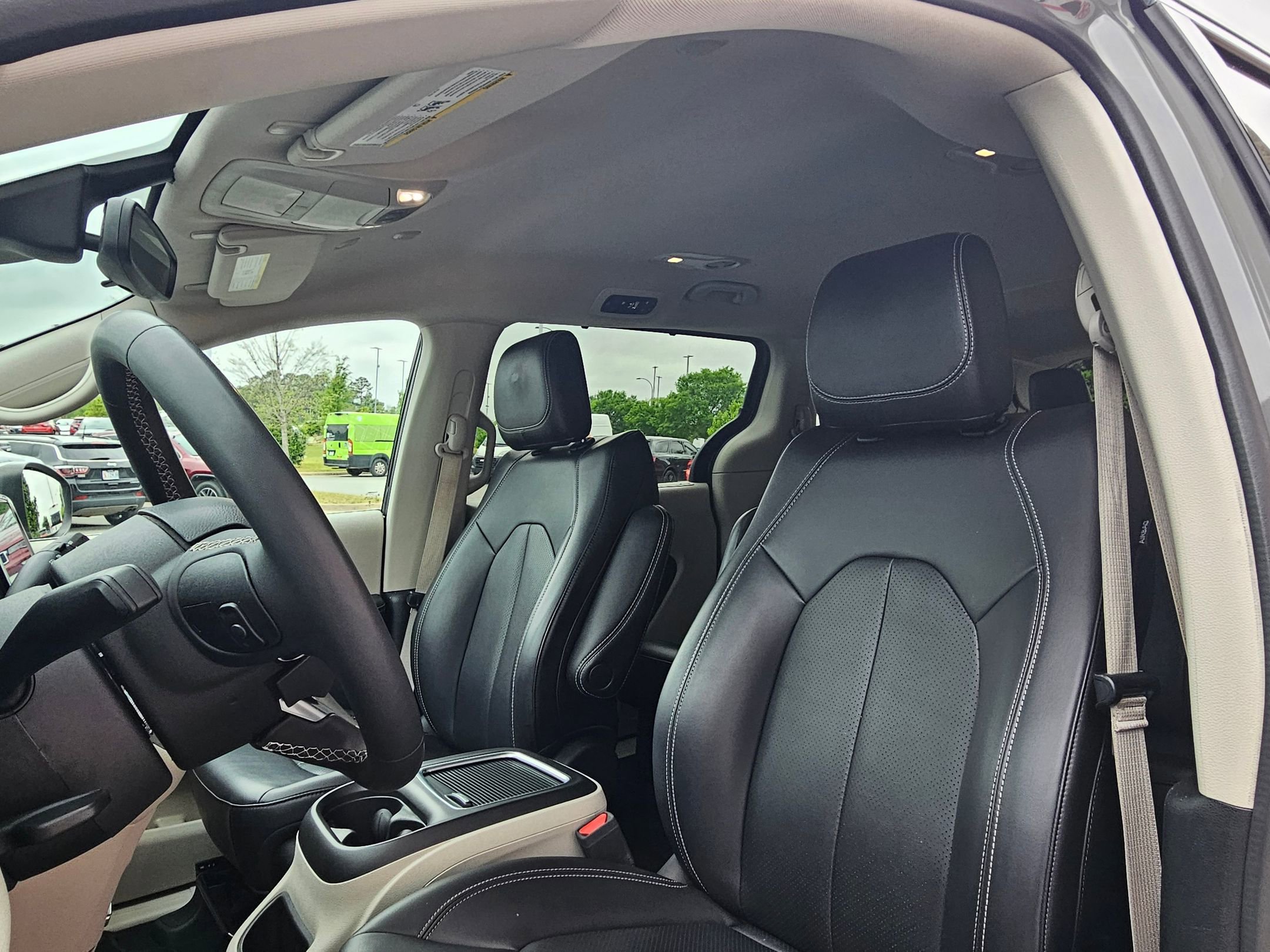 Used 2023 Chrysler Pacifica Touring-L image 21