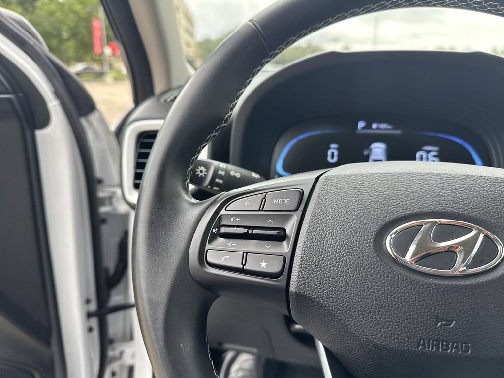 Used 2024 Hyundai Venue Limited FWD image 17