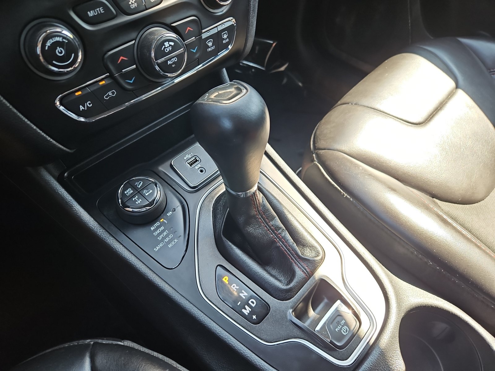 Used 2019 Jeep Cherokee Trailhawk w/ Cold Weather Group AWD/4WD image 20