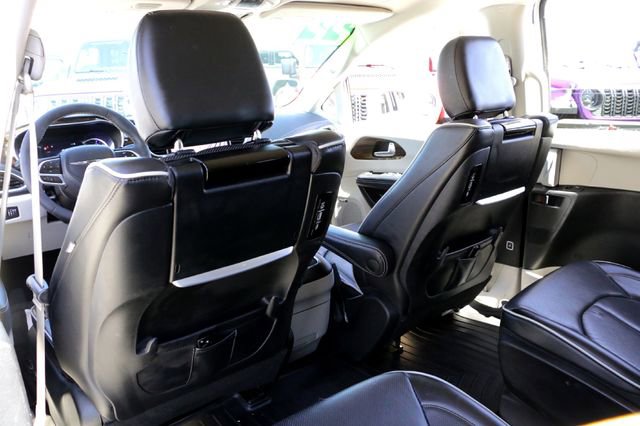 Used 2022 Chrysler Pacifica Limited w/ Uconnect Theater Family Group image 22