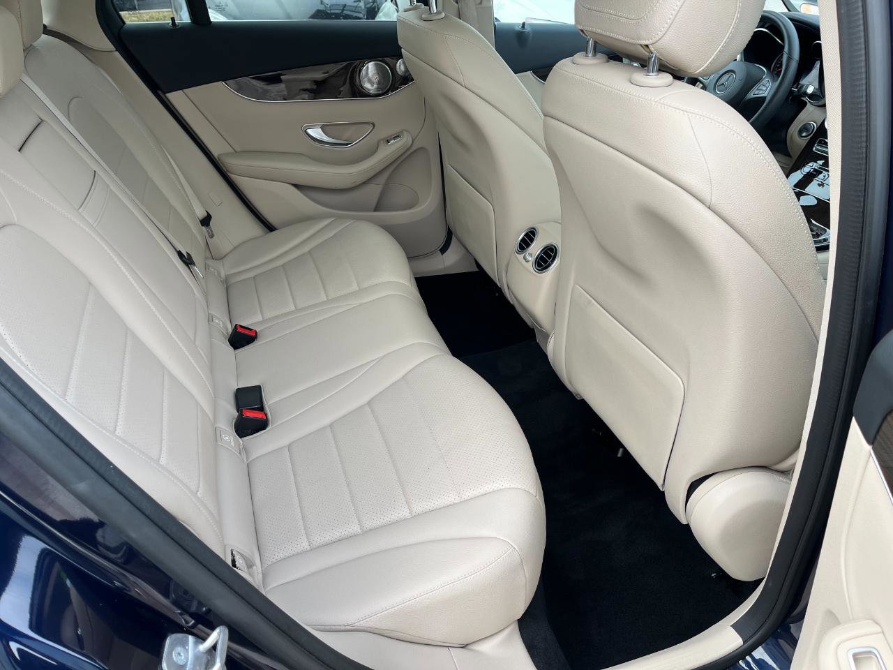 Used 2019 Mercedes-Benz GLC 300 4MATIC w/ Premium Package image 18