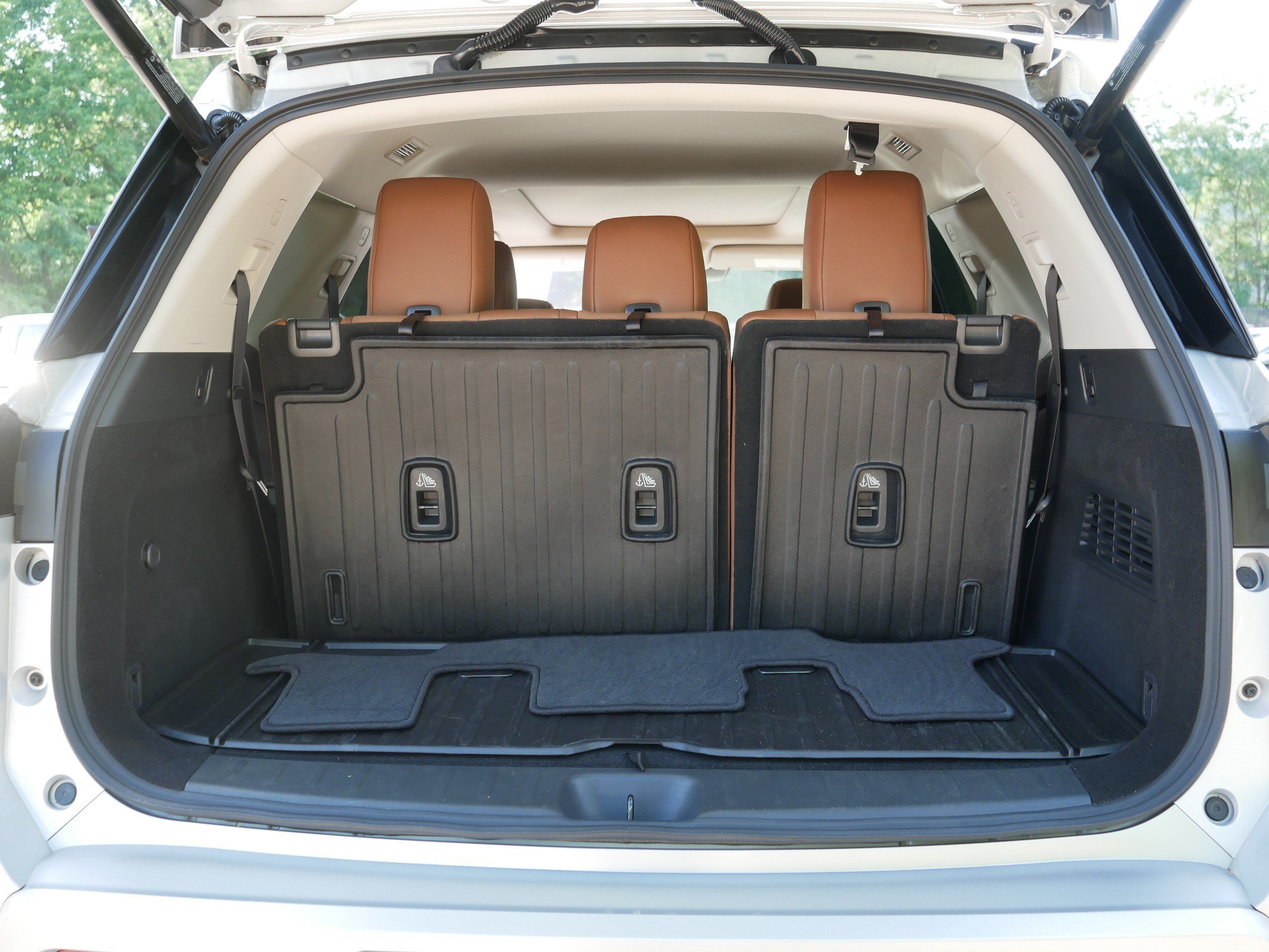Certified 2025 Nissan Pathfinder Platinum AWD/4WD image 18
