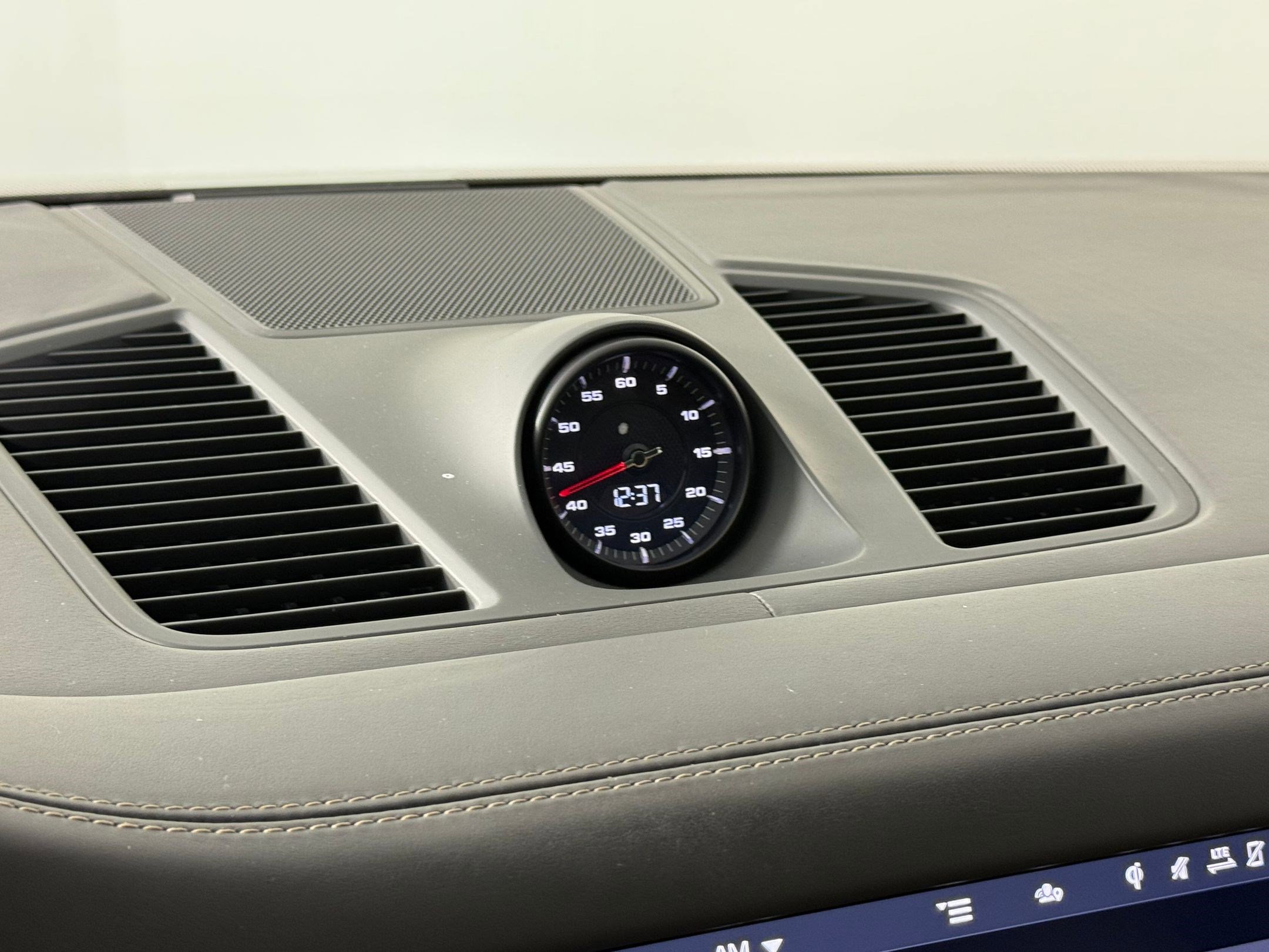 Used 2020 Porsche Cayenne Turbo image 24