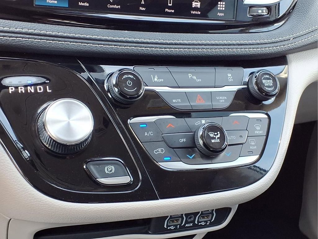 Used 2024 Chrysler Pacifica Limited FWD image 15