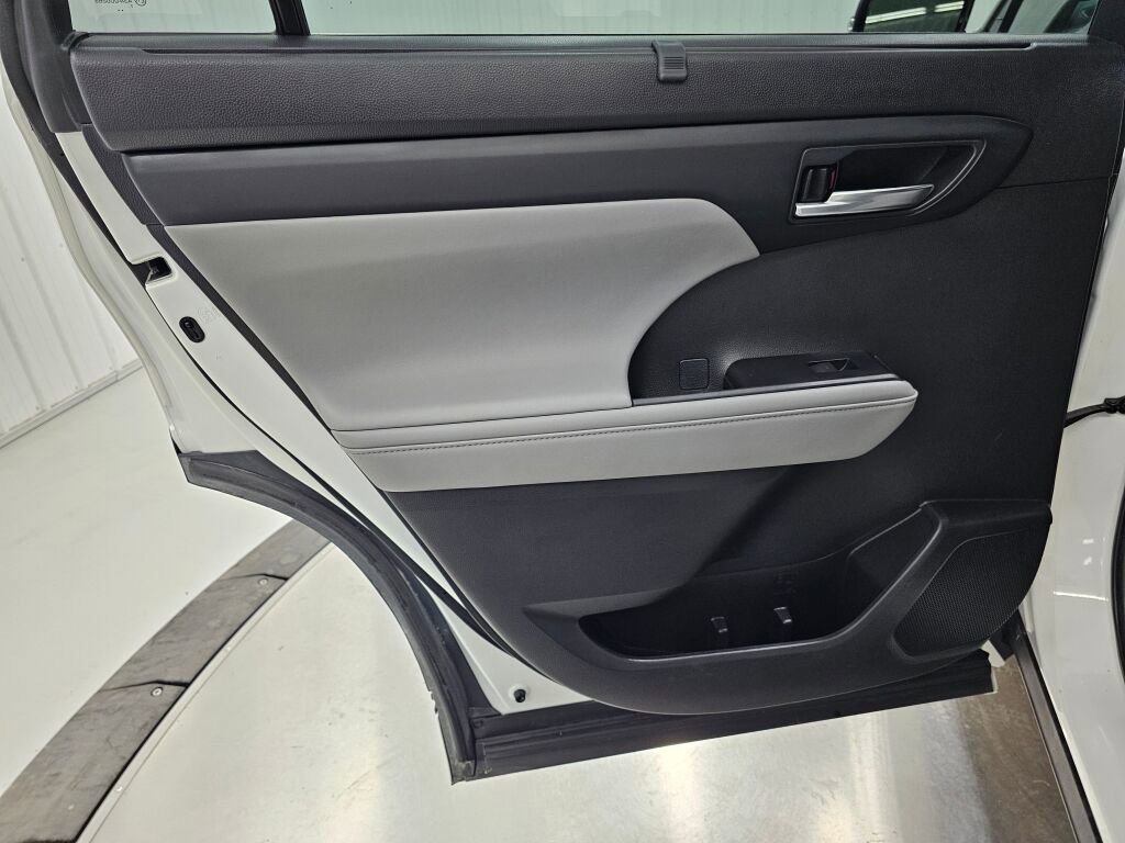 Used 2021 Toyota Highlander XLE image 38