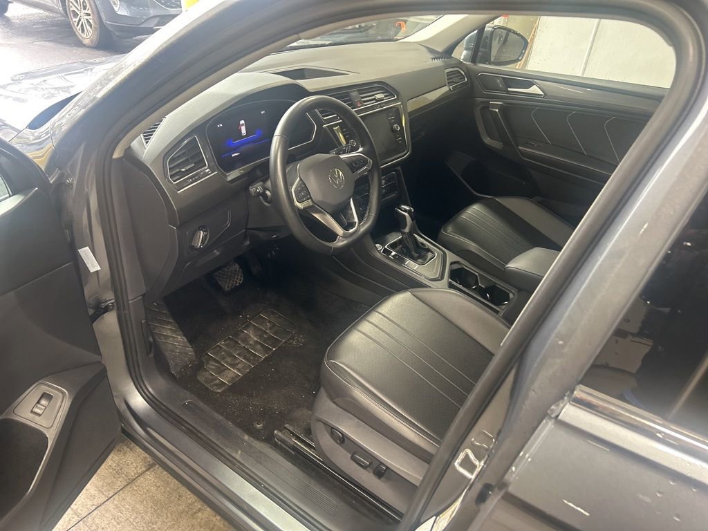 Used 2024 Volkswagen Tiguan SE image 2