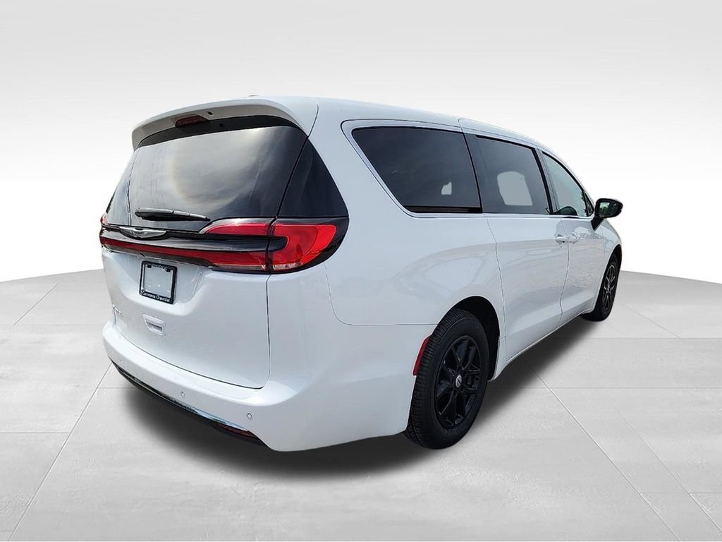 Used 2024 Chrysler Pacifica Touring-L FWD image 9