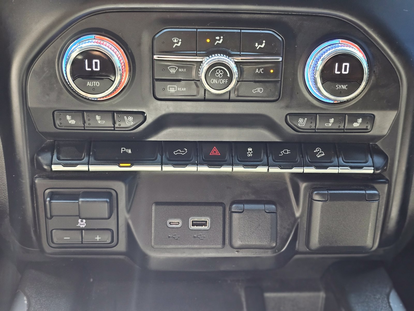 Used 2022 GMC Sierra 2500 AT4 w/ AT4 Preferred Package AWD/4WD image 17