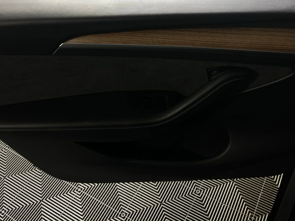 Used 2025 Tesla Model Y Long Range image 25