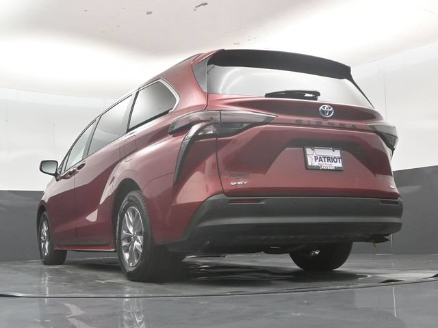 Used 2025 Toyota Sienna XLE FWD image 46