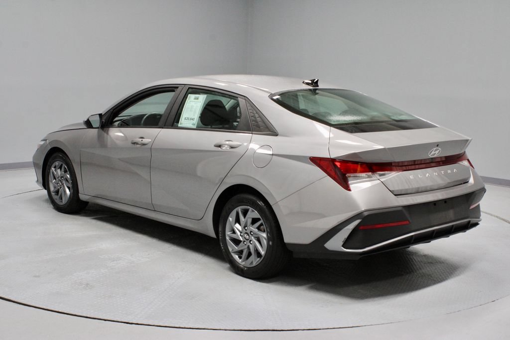 Used 2024 Hyundai Elantra SEL FWD image 10