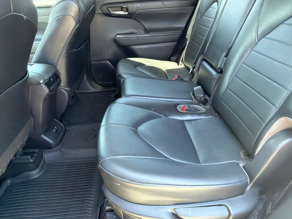 Used 2021 Toyota Highlander XLE AWD/4WD image 20