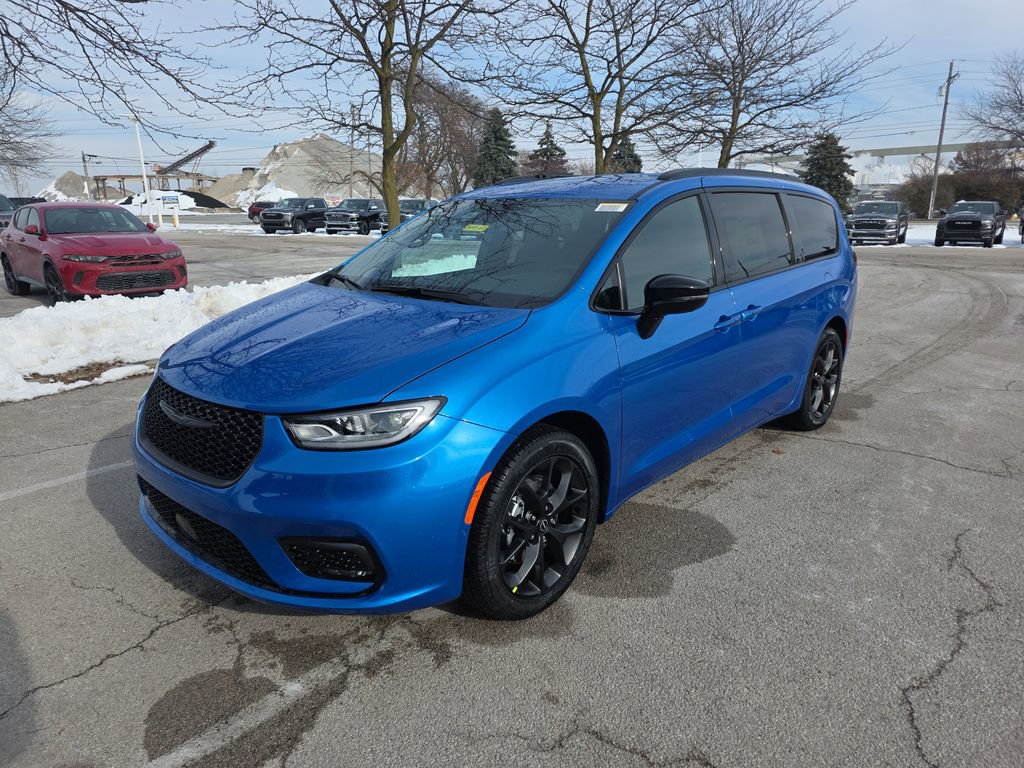 New 2026 Chrysler Pacifica Select w/ S Appearance Package