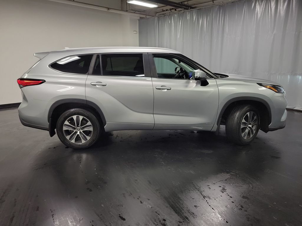 Used 2023 Toyota Highlander XLE AWD/4WD image 9