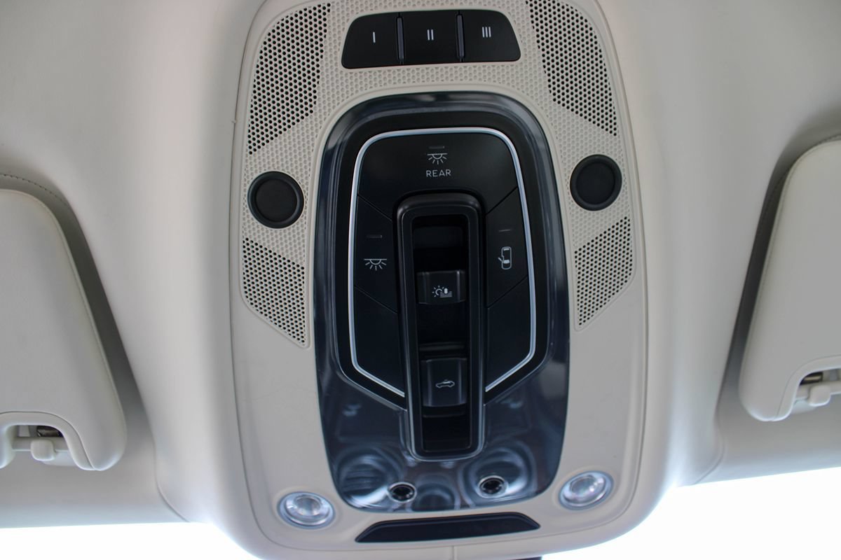 Used 2020 Bentley Bentayga Plug-In Hybrid AWD/4WD image 48