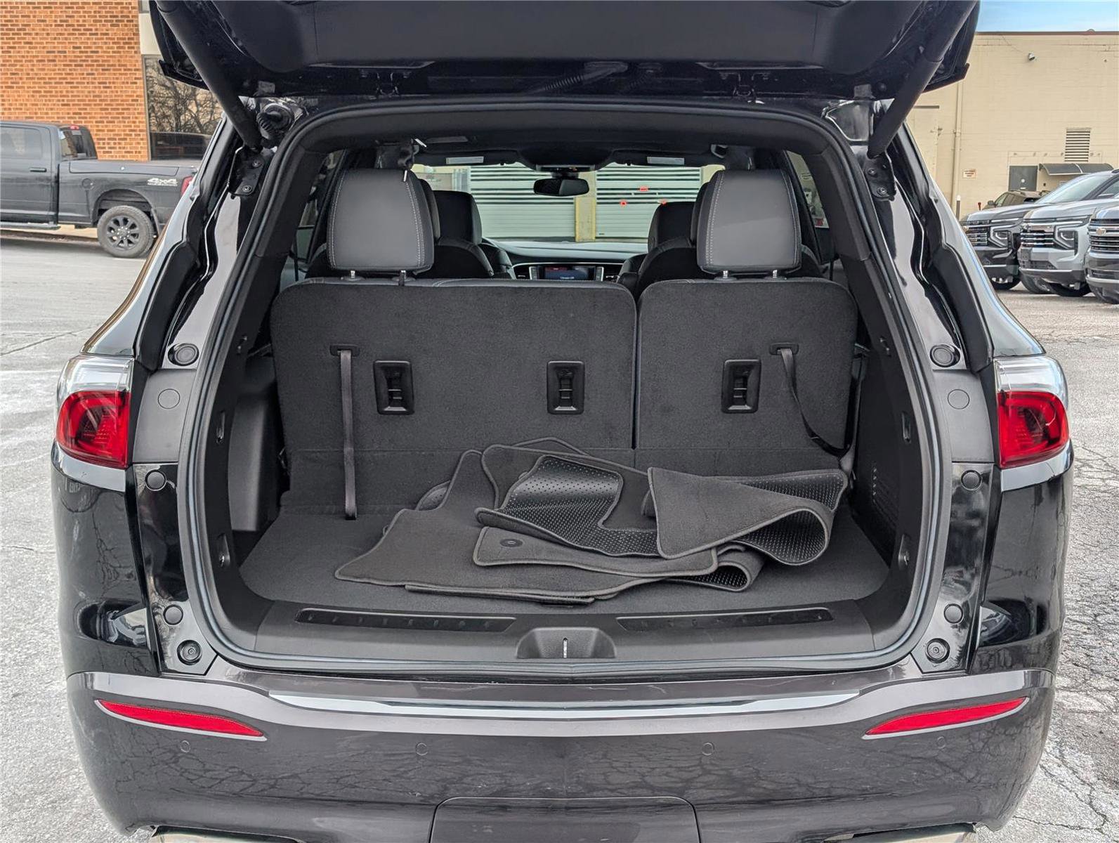 Used 2022 Buick Enclave Essence image 14