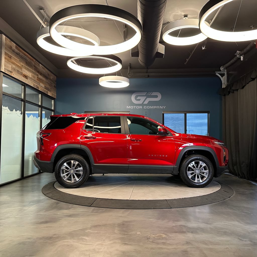 Used 2025 Chevrolet Equinox LT FWD image 2